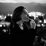Аватар Девушка с сигаретой стоит на фоне бликов, фотограф Marat Safin