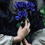 99px.ru аватар Синие розы у девушки в руках