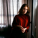 99px.ru аватар Девушка стоит у двери, фотограф Marat Safin