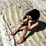 99px.ru аватар Девушка сидит на песке, by Strawberry Singh