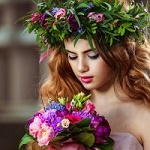 Аватар Девушка в венке с букетом цветов