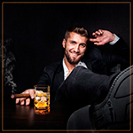 99px.ru аватар Мужчина с сигарой и бокалом виски за столом