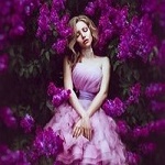 99px.ru аватар Девушка, закрыв глаза, стоит среди сирени