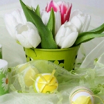 Аватар Тюльпаны в горшке, рядом лежат украшенные яйца