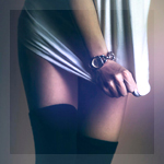 99px.ru аватар Девушка с часами на руке прикрывает свои ножки, by Simone Carnio