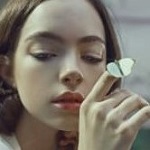Аватар Девушка с бабочкой на руке