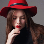 99px.ru аватар Девушка в красной шляпе держит руку у лица