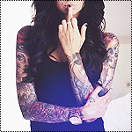 99px.ru аватар Девушка с татуировками на руках показывает средний палец