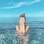 99px.ru аватар Девушка прикрыла руками лицо стоит в воде