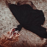 99px.ru аватар Девушка в черном платье лежит на земле, фотограф Светлана Беляева