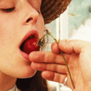 Облизывает фрукт. Девушка кормит парня. Мужчина ест клубнику. Девушка облизывает клубнику. Слизывать с тела