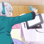 Аватар Сагири Изуми / Sagiri Izumi из аниме Эроманга-сэнсэй / Eromanga-sensei в наушниках делает сэлфи, сидя за столом перед планшетом