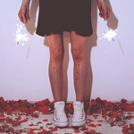 99px.ru аватар Девушка с бенгальскими огнями в руках стоит на лепестках роз