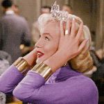 99px.ru аватар Мэрилин Монро в фильме Джентльмены предпочитают блондинок / Gentlemen Prefer Blondes радостно примеряет корону