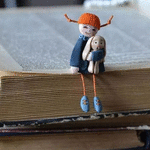 99px.ru аватар Девочка - кукла со щенком сидит на книге