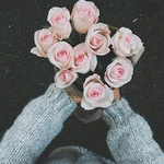 99px.ru аватар Букет розовых роз в руках девушки