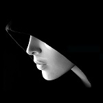99px.ru аватар Женский профиль в капюшоне на черном фоне