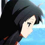 99px.ru аватар Мио Акияма / Mio Akiyama из аниме Кэйон! / K-On! с развевающимися волосами на фоне моря
