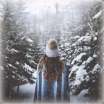 99px.ru аватар Девушка стоит в лесу под падающим снегом
