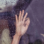 99px.ru аватар Девушка держит руку на стекле с каплями от дождя