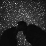 99px.ru аватар Парень и девушка целуются на фоне ночного неба и падающих звезд