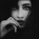 99px.ru аватар Темноволосая девушка держит руку у лица, by Enaston