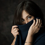 99px.ru аватар Девушка прикрывает платком лицо, by Maxim Maximov