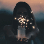 Аватар Девушка держит в руках стеклянную банку, в которой горит бенгальский огонь