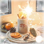 99px.ru аватар Кружка с бенгальским огоньком внутри, кусочки апельсина, шишка и палочки корицы на деревянной дощечке