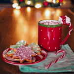 99px.ru аватар Кружка и блюдце с новогодними угощениями стоят на столе