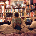 99px.ru аватар Девушка с книжкой под одеялом на фоне книжного шкафа с гирляндой