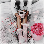 99px.ru аватар Девушка с кружкой кофе в руках сидит на кровати возле букета роз