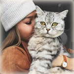 99px.ru аватар Девушка в шапочке держит на руках полосатого кота