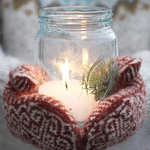 99px.ru аватар В руках девочки в варежках баночка со свечой