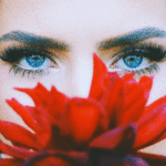 99px.ru аватар Голубые глаза девушки и роза перед лицом