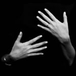 99px.ru аватар Руки девушки на черном фоне