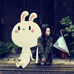 99px.ru аватар Белый нарисованный кролик и девушка прячутся от дождя под крышей дома, by yoyothericecorpse