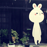 99px.ru аватар Белый рисованный кролик прячется от дождя под крышей дома, by yoyothericecorpse