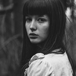 99px.ru аватар Темноволосая девушка на фоне природы