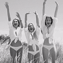 99px.ru аватар Радостные девушки прыгают в поле