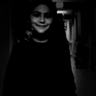 99px.ru аватар Мило улыбающаяся Эстер Коулман / Esther Coleman становится серьезной, идя по темному коридору, кадры из фильма Дитя тьмы / Orphan