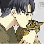 99px.ru аватар Леви / Levi из аниме Вторжение гигантов / Shingeki no Kyojin целует кошку