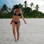 99px.ru аватар Девушка гуляет по песчаному пляжу