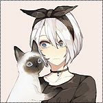 Аватар YoRHa №2 тип B из игры NieR: Automata держит на руках кошку