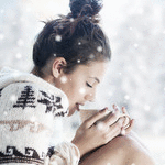 99px.ru аватар Девушка в свитере с узорами и с чашкой в руках под снегопадом