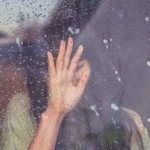 Аватар Девушка держит руку на окне в каплях дождя