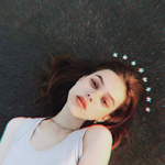 99px.ru аватар Девушка лежит на асфальте, на котором нарисованы звездочки