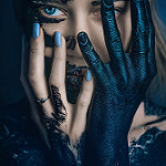 Аватар Модель Зоя испачканная краской держит руки у лица, фотограф Alexander Drobkov-Dark