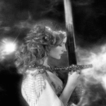 99px.ru аватар Девушка-воин с мечом на фоне серого неба, автор whisper_rain