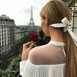 99px.ru аватар Девушка с красной розой в руке стоит на фоне города, Париж